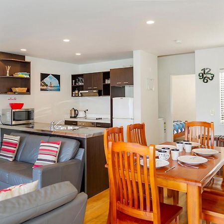 Aqua Soleil Beachfront Apartment Whitianga Buitenkant foto
